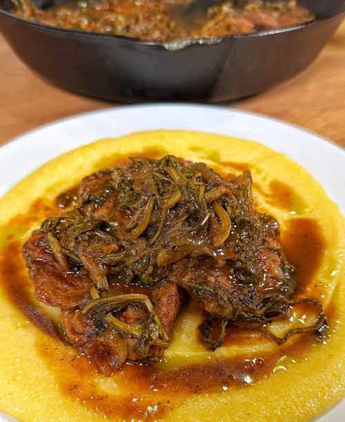 Gulash vegano con rosolaccio e polenta: il comfort food che non ti aspetti